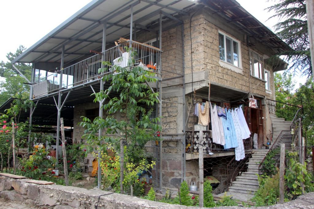 FELÇLİ EŞİ İÇİN ASANSÖR YAPTI