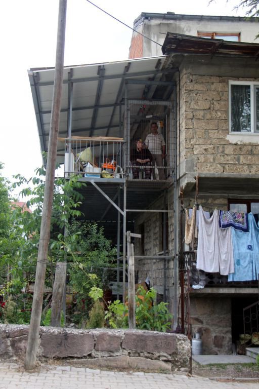 FELÇLİ EŞİ İÇİN ASANSÖR YAPTI