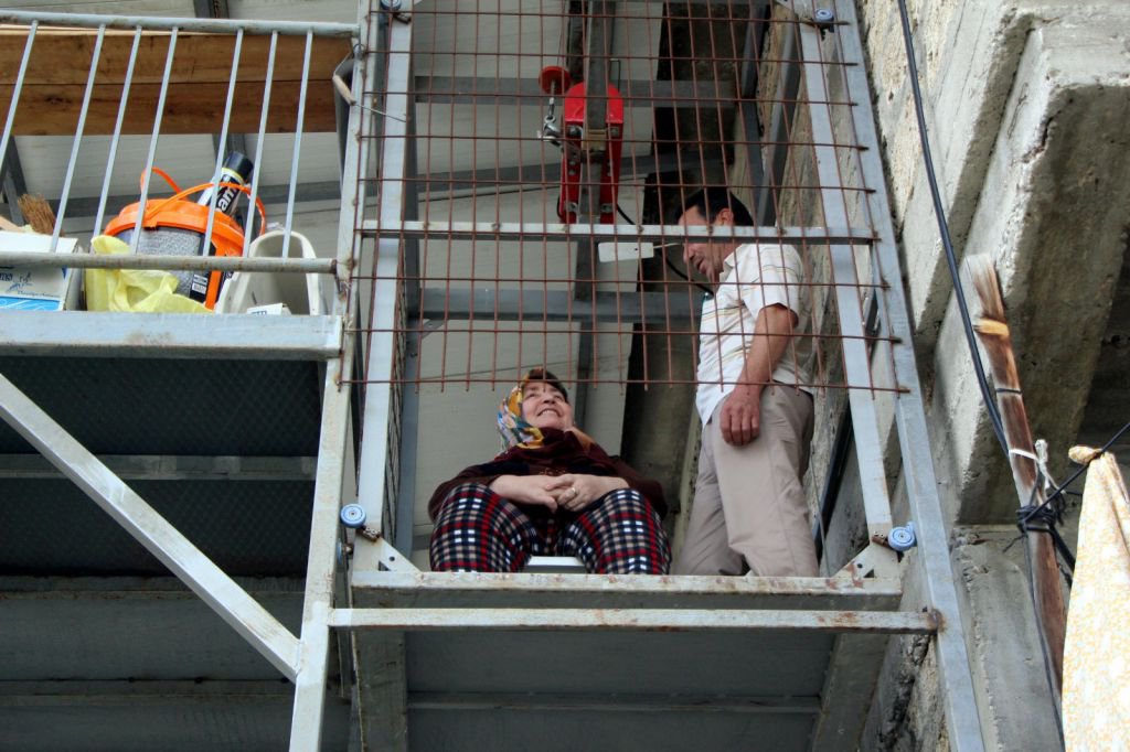 FELÇLİ EŞİ İÇİN ASANSÖR YAPTI