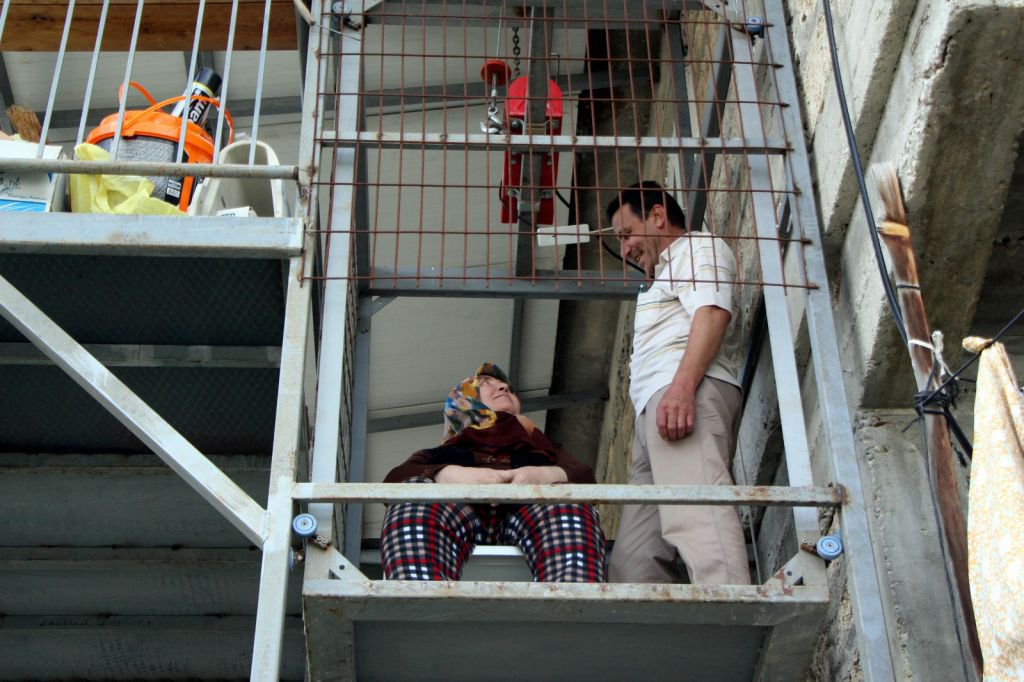 FELÇLİ EŞİ İÇİN ASANSÖR YAPTI