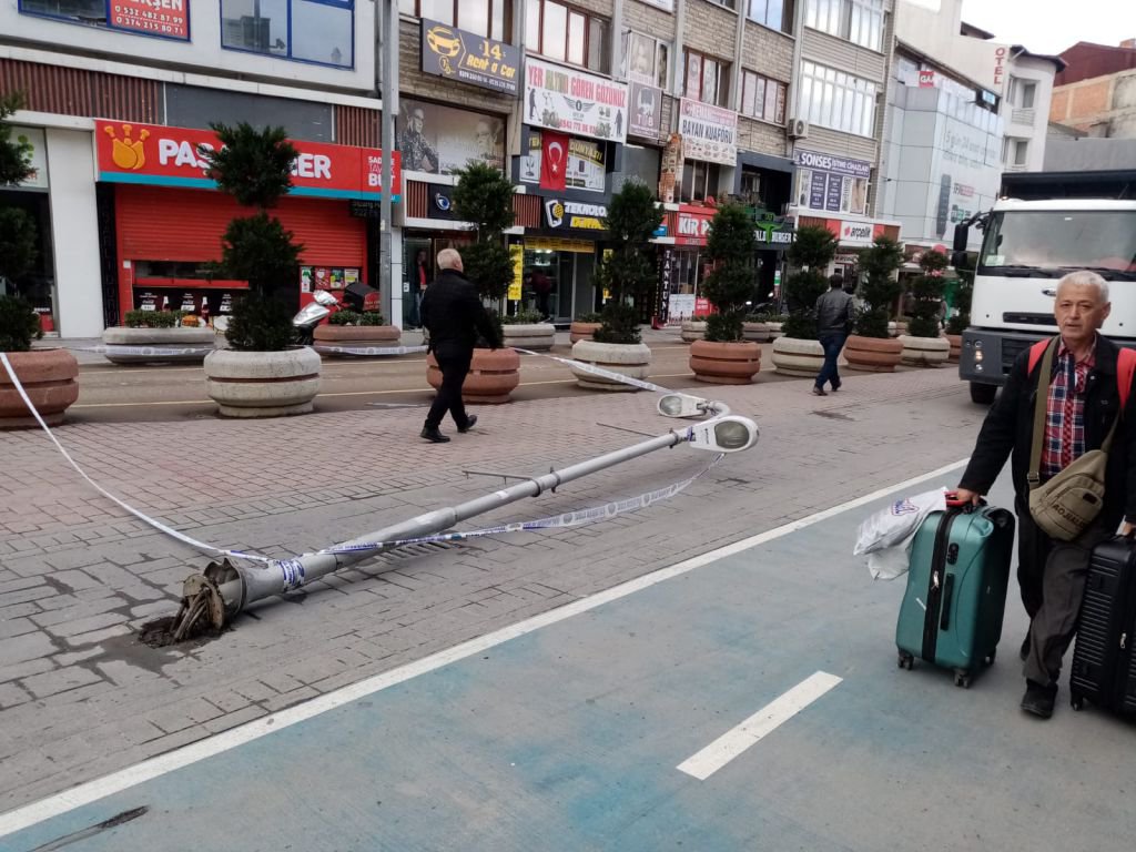 FIRTINA AĞAÇ VE DİREKLERİ DEVİRDİ