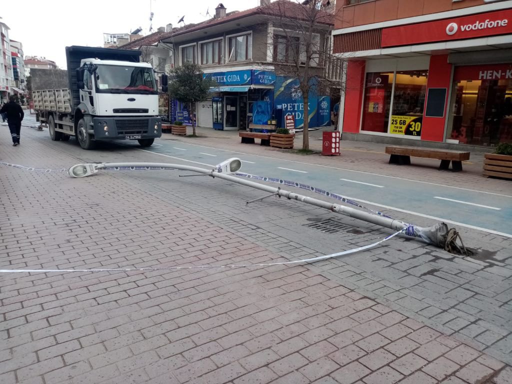 FIRTINA AĞAÇ VE DİREKLERİ DEVİRDİ