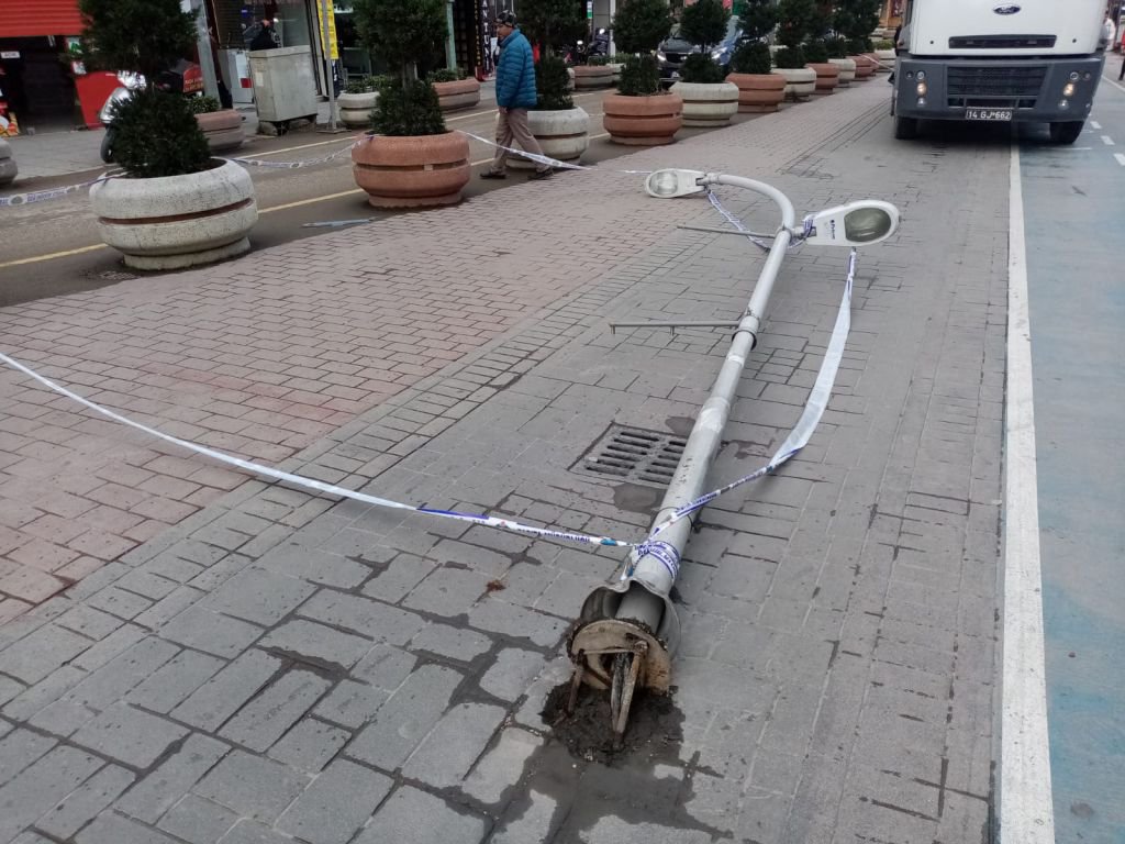 FIRTINA AĞAÇ VE DİREKLERİ DEVİRDİ