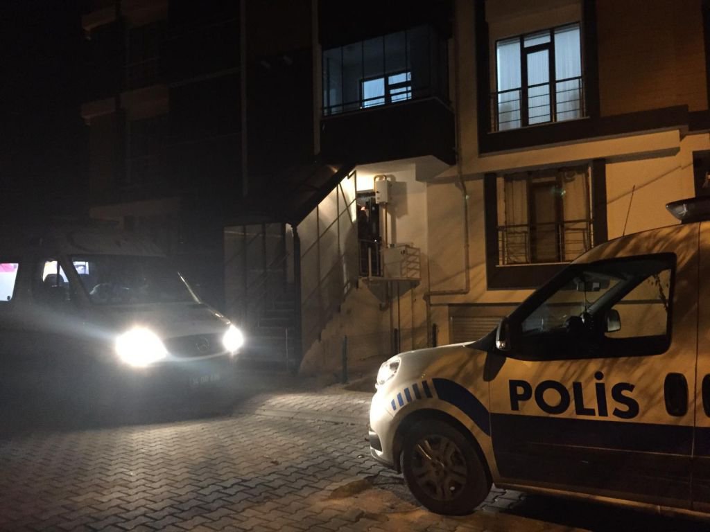 GENÇ KIZ KENDİNİ ASTI !