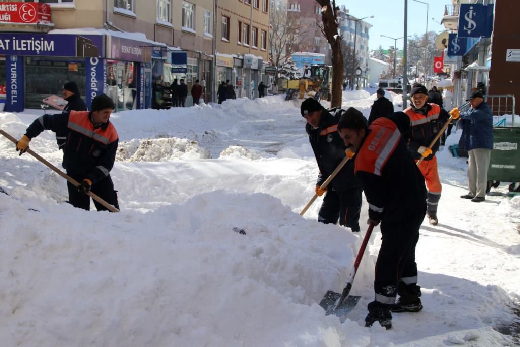 GEREDE’DE YOĞUN KAR MESAİSİ