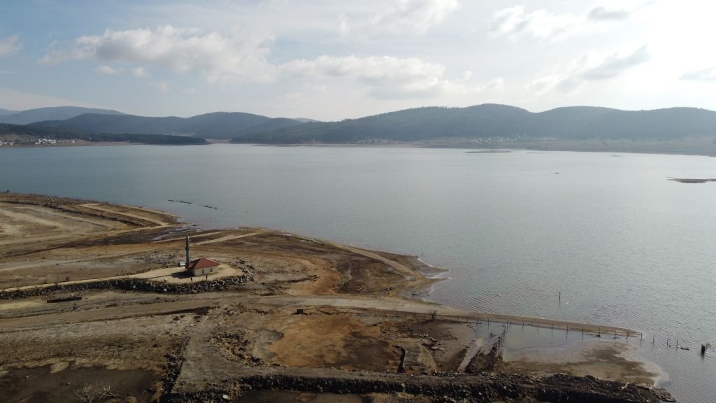 GÖLÜN ALTINDAN BAKIN NELER ÇIKTI