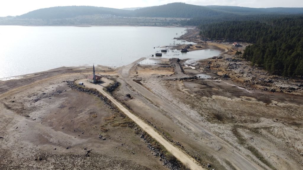 GÖLÜN ALTINDAN BAKIN NELER ÇIKTI