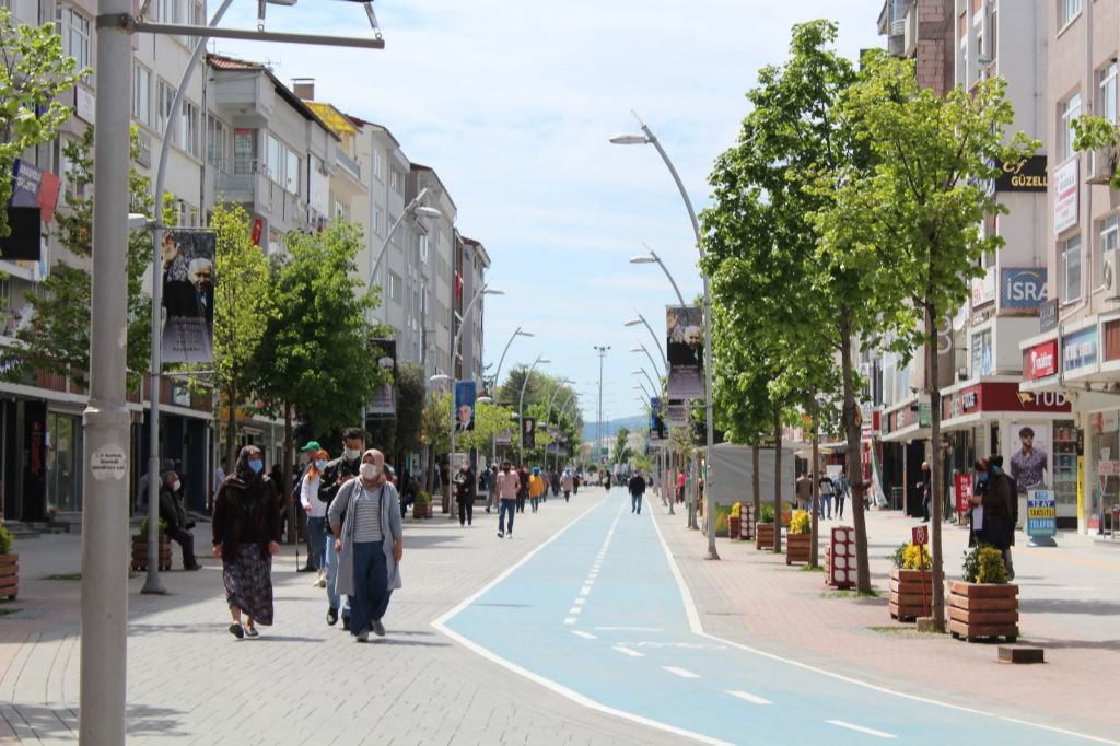 GÜNEŞİ GÖREN BOLU HALKI CADDEYE AKTI