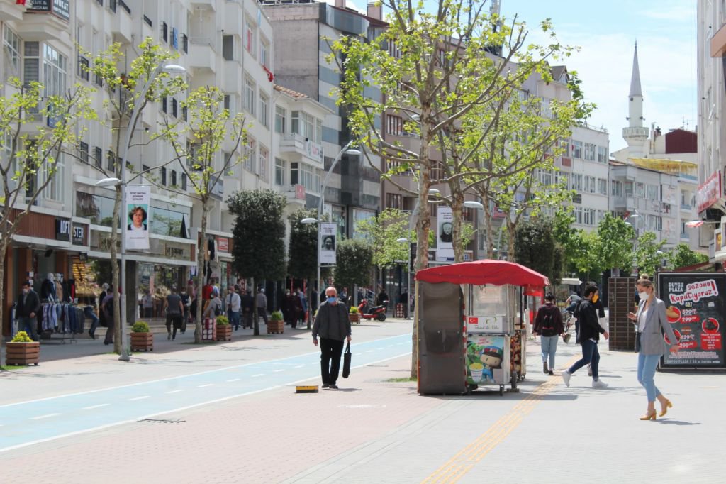 GÜNEŞİ GÖREN BOLU HALKI CADDEYE AKTI