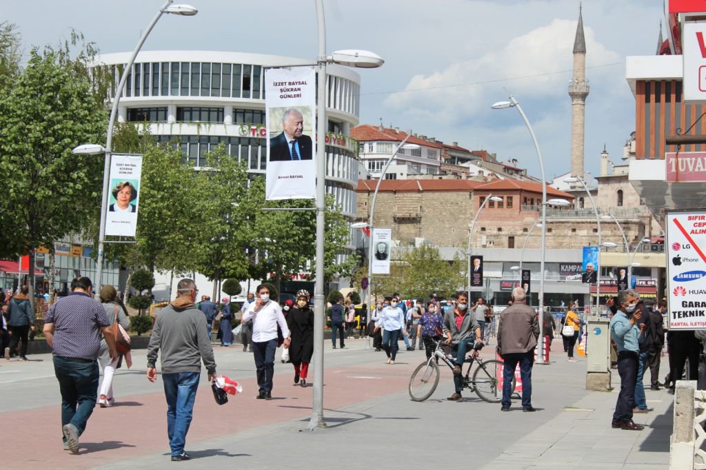 GÜNEŞİ GÖREN BOLU HALKI CADDEYE AKTI