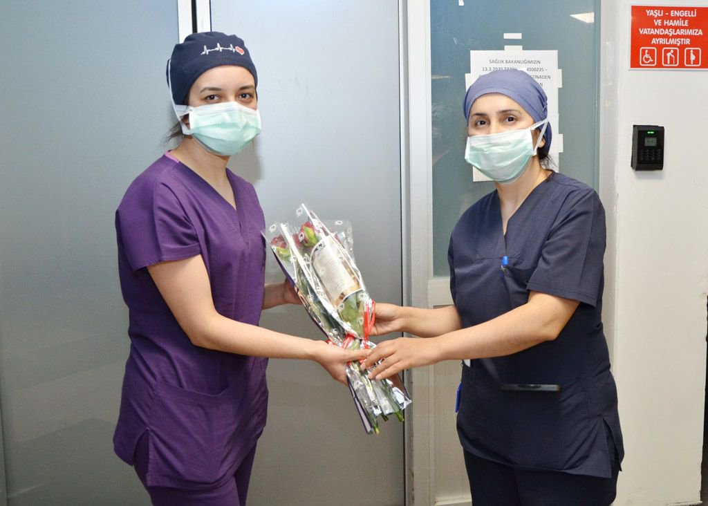 HEMŞİRELERE GÜL HEDİYE EDİLDİ