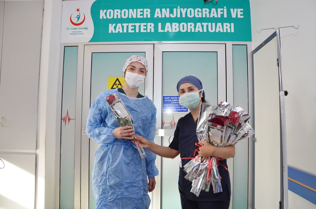 HEMŞİRELERE GÜL HEDİYE EDİLDİ