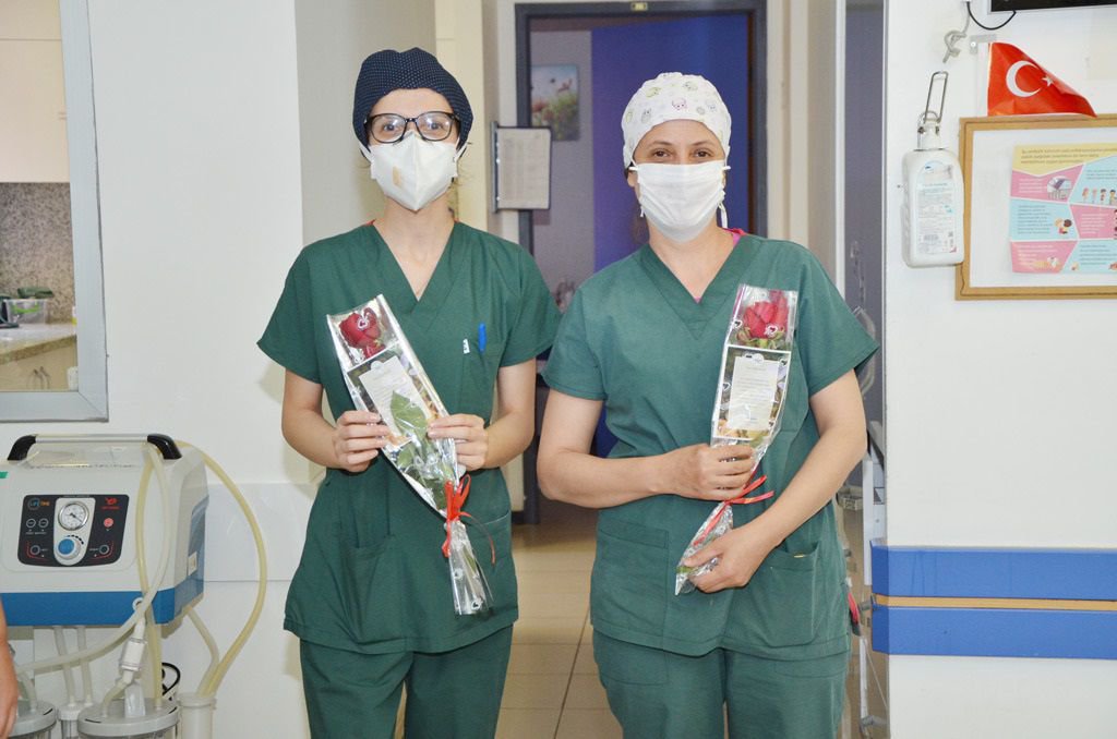 HEMŞİRELERE GÜL HEDİYE EDİLDİ