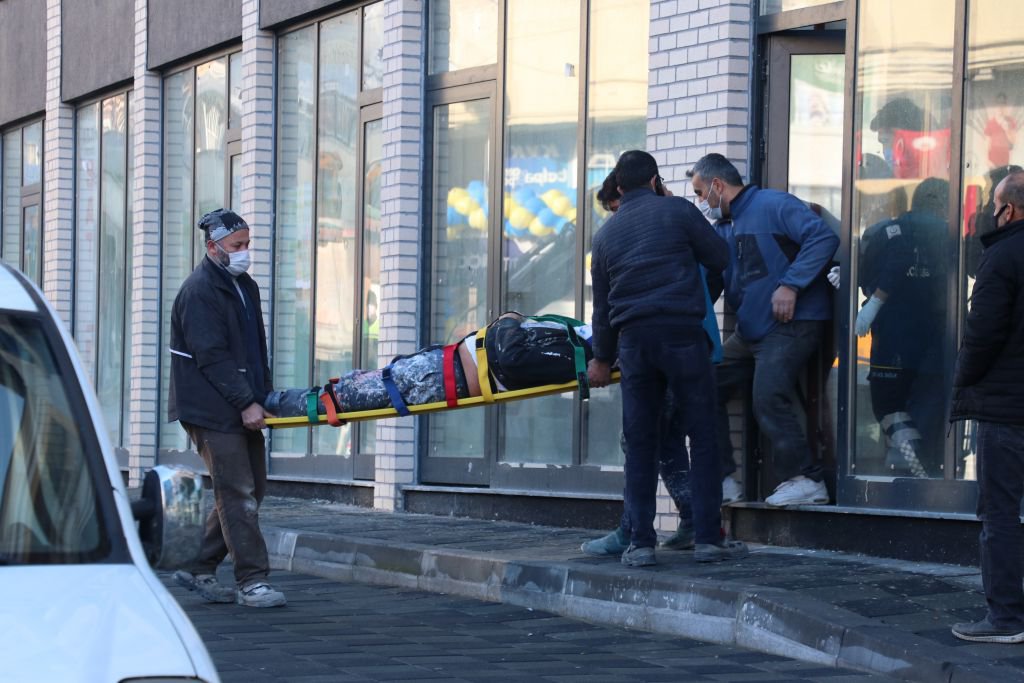 İNŞAATTAN DÜŞEN İŞÇİ YARALANDI