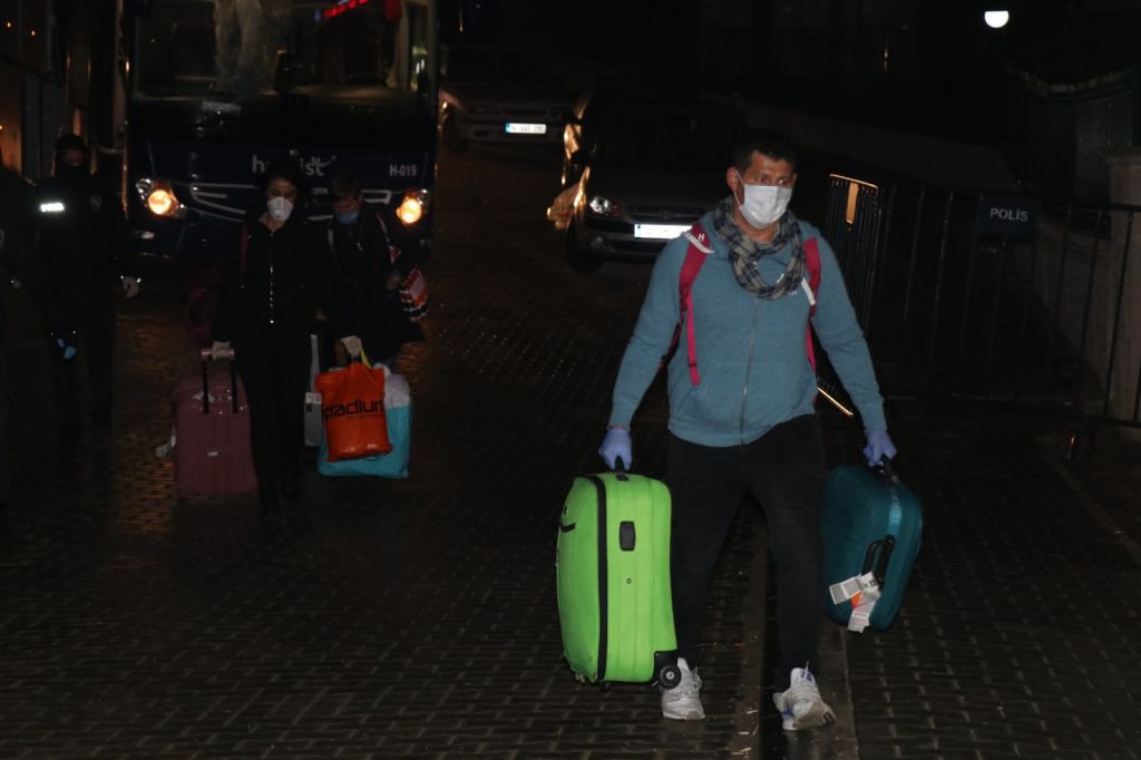 İSVİÇRE'DEN GELEN VATANDAŞLAR YURDA YERLEŞTİRİLDİ