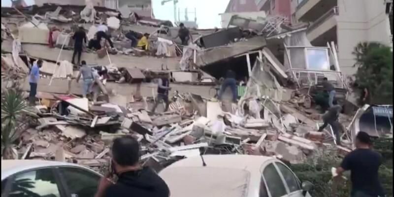 İZMİR'DE ÇOK BÜYÜK DEPREM !