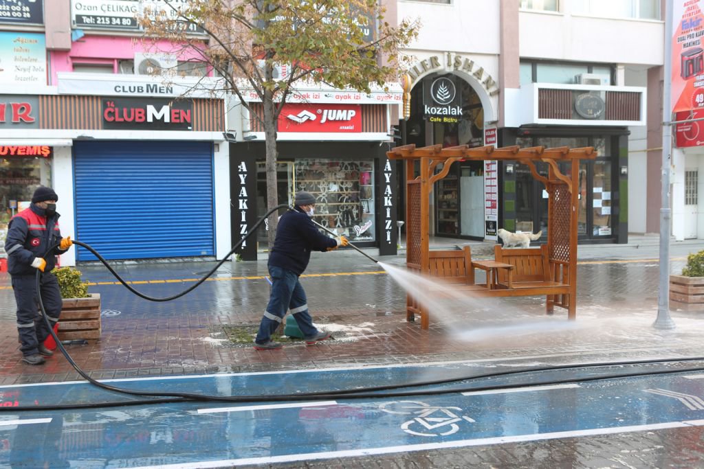 İZZET BAYSAL CADDESİ KÖPÜKLÜ SUYLA YIKANDI