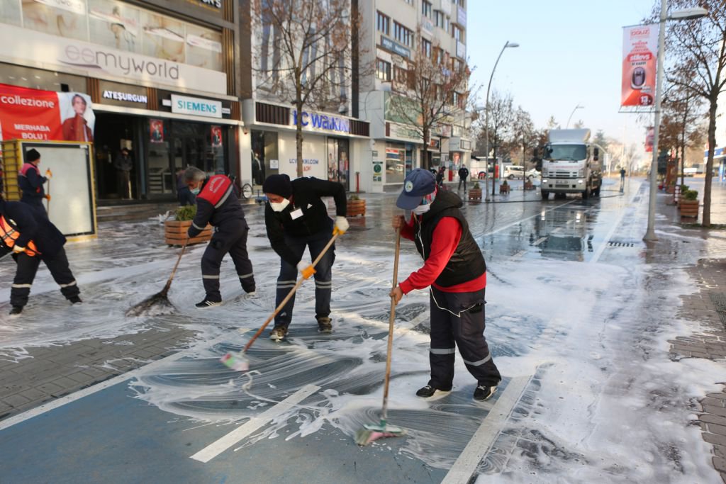 İZZET BAYSAL CADDESİ KÖPÜKLÜ SUYLA YIKANDI