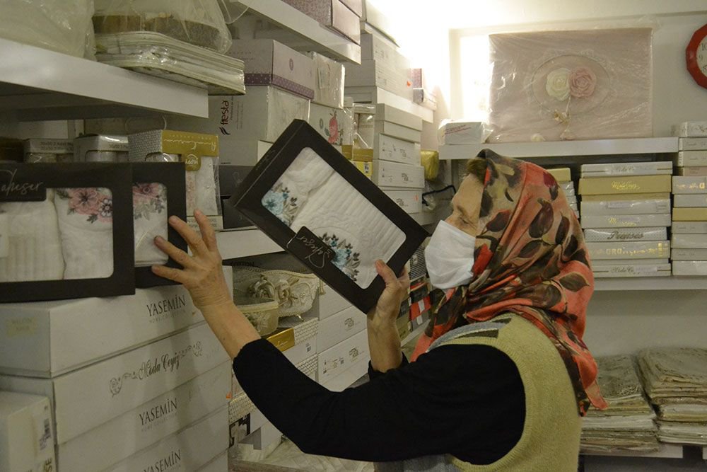 KADRİYE TEYZE DÜKKANINA KAVUŞTU