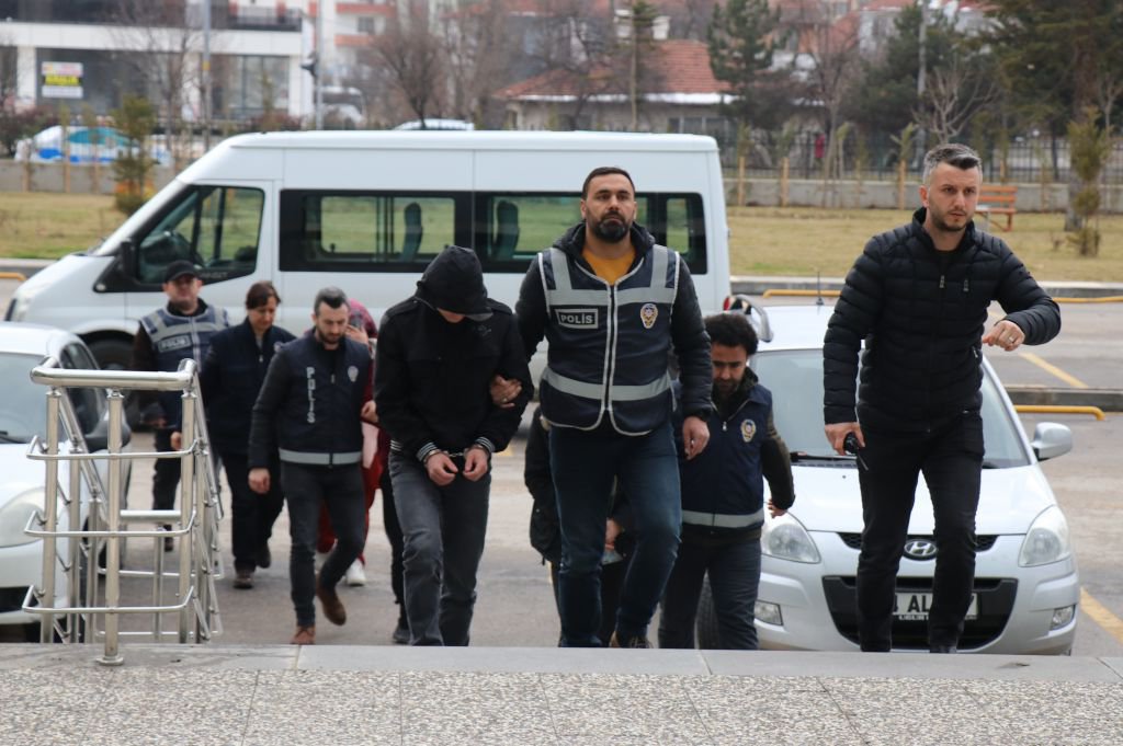 KALORİFER PETEĞİ HIRSIZLARI YAKALANDI