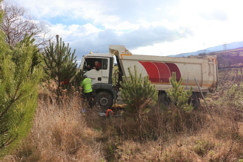 KAMYON ŞARAMPOLE UÇTU!