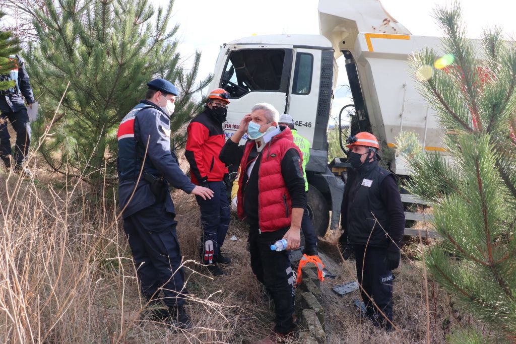 KAMYON ŞARAMPOLE UÇTU!