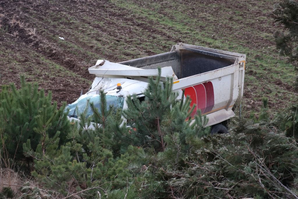 KAMYON ŞARAMPOLE UÇTU!