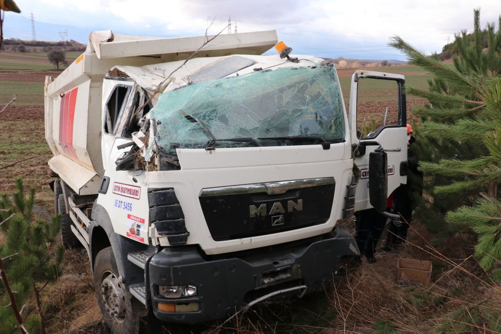 KAMYON ŞARAMPOLE UÇTU!