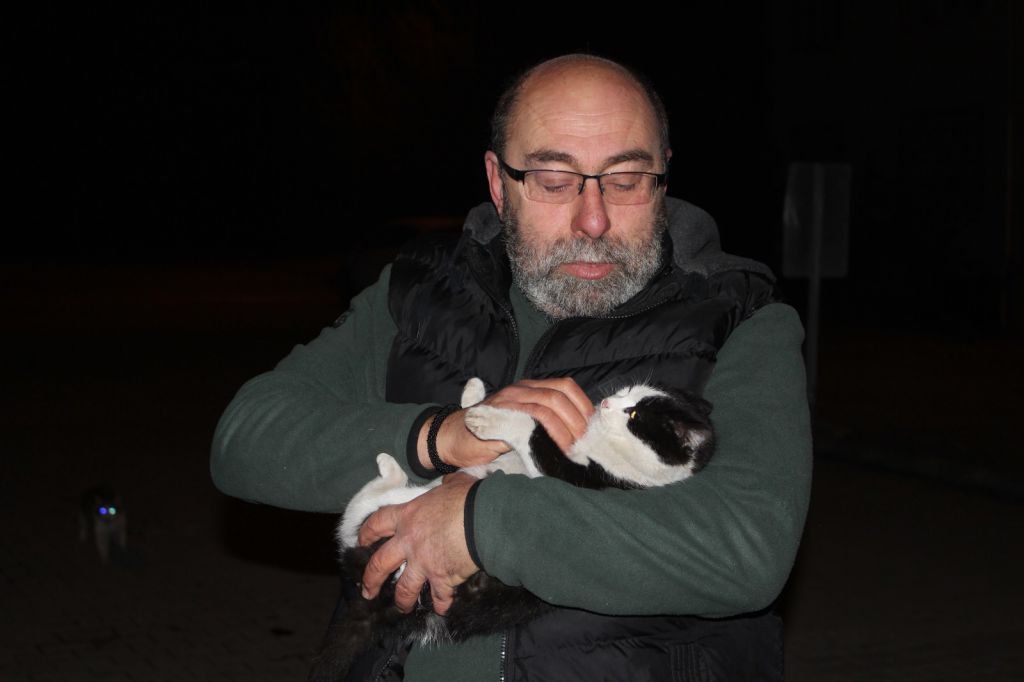 KENDİNİ SOKAK HAYVANLARINA ADADI