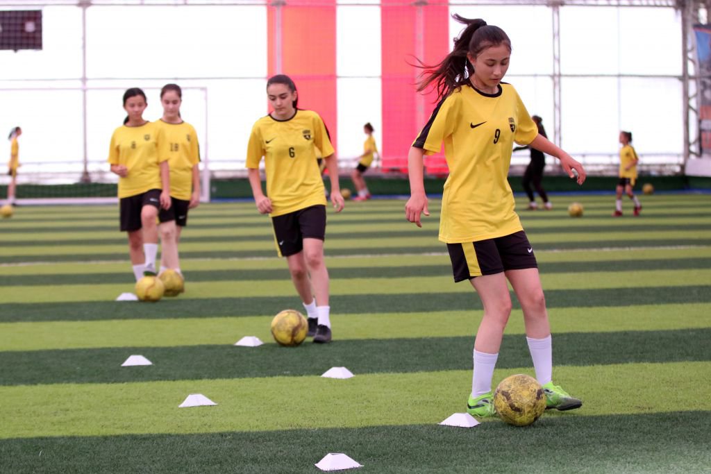 KIZLAR ERKEKLERE TAŞ ÇIKARIYOR