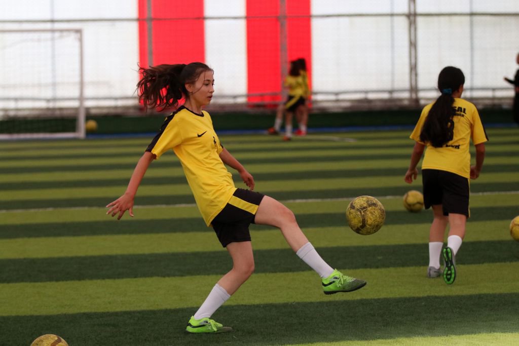 KIZLAR ERKEKLERE TAŞ ÇIKARIYOR