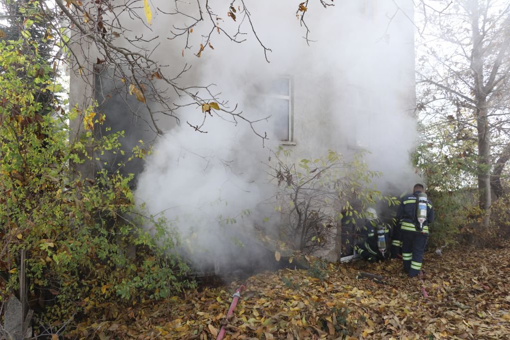 KULLANILMAYAN EVDE YANGIN ÇIKTI
