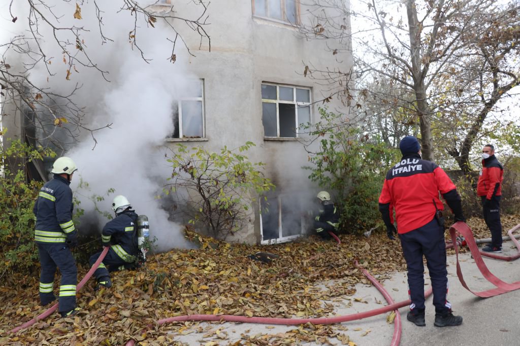 KULLANILMAYAN EVDE YANGIN ÇIKTI