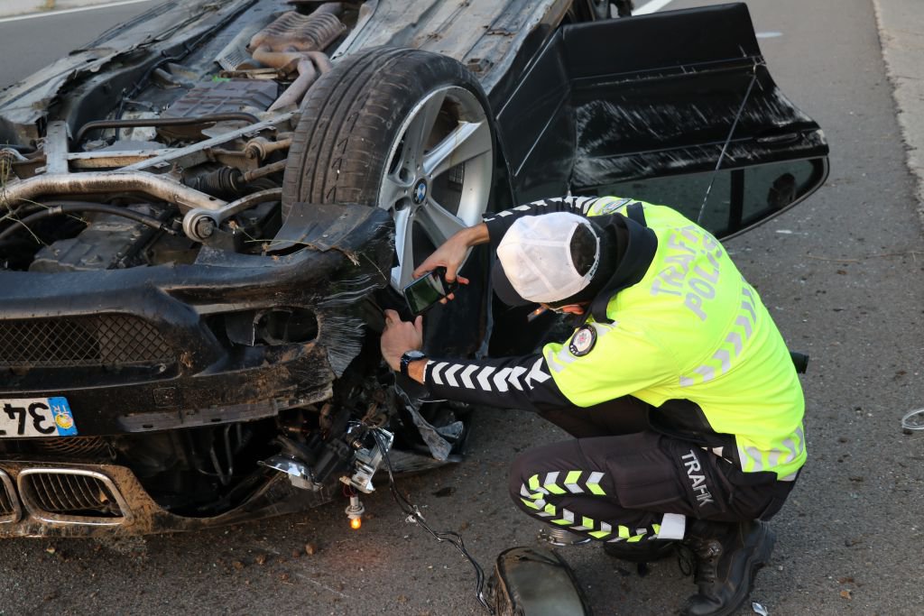 LASTİĞİ PATLAYAN OTOMOBİL TAKLA ATTI