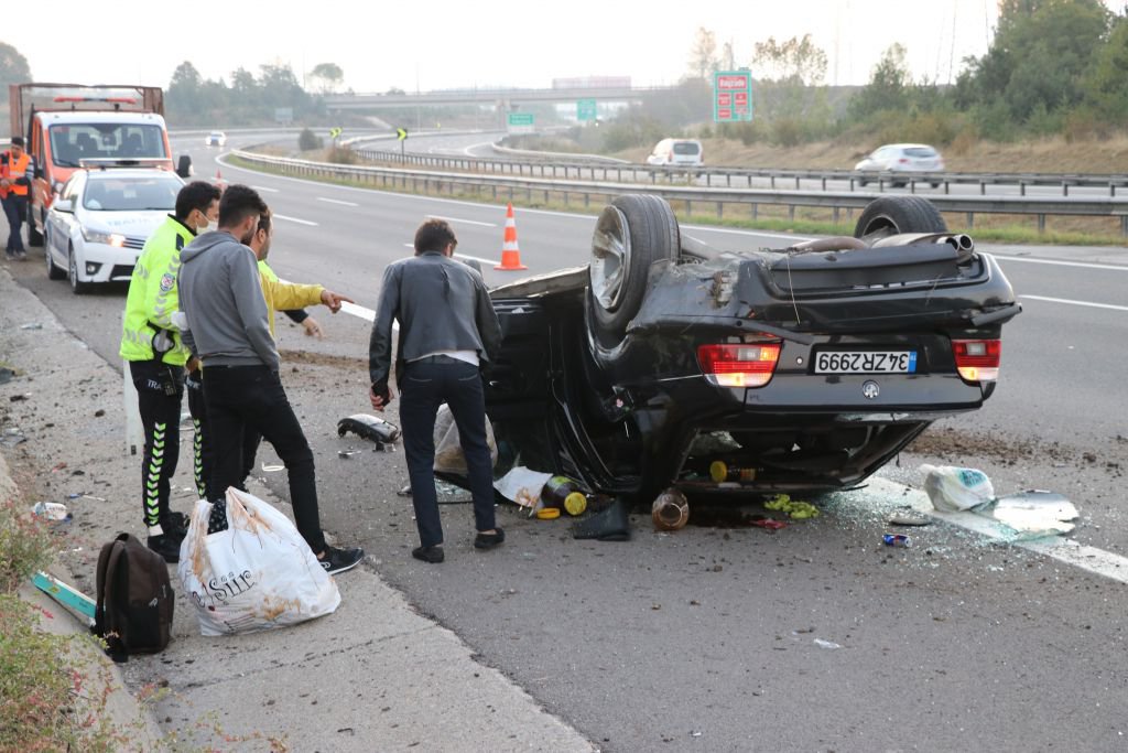 LASTİĞİ PATLAYAN OTOMOBİL TAKLA ATTI