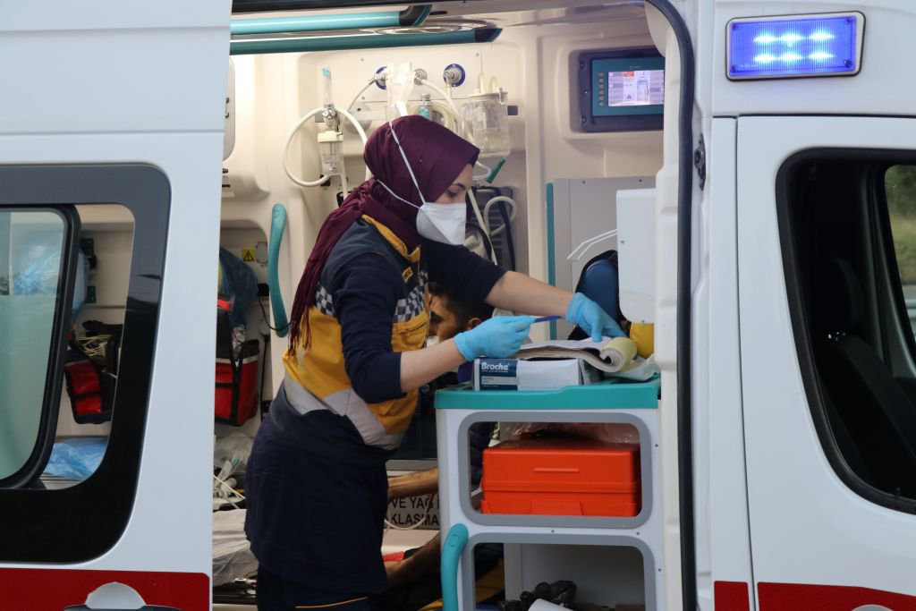 LASTİĞİ PATLAYAN OTOMOBİL TAKLA ATTI