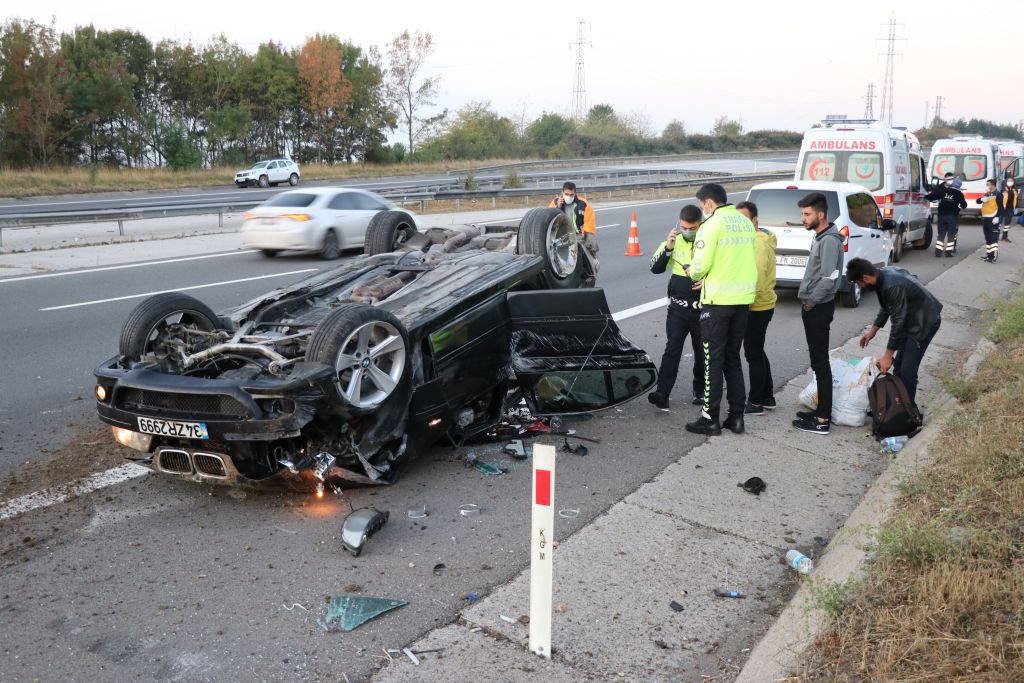 LASTİĞİ PATLAYAN OTOMOBİL TAKLA ATTI