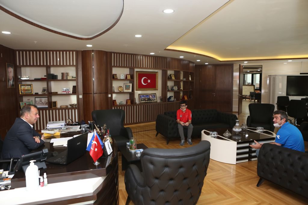 LGS ŞAMPİYONUNDAN BAŞKAN ÖZCAN’A ZİYARET