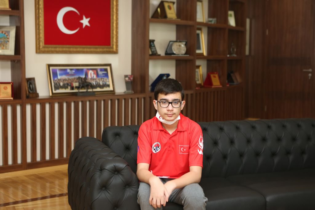 LGS ŞAMPİYONUNDAN BAŞKAN ÖZCAN’A ZİYARET