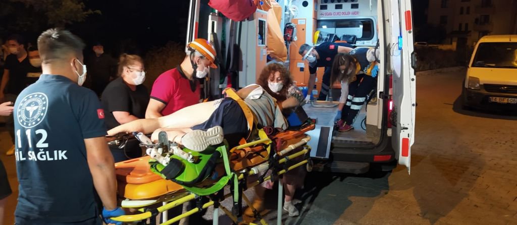 LİSELİ GENCİN BACAĞINA DEMİR SAPLANDI