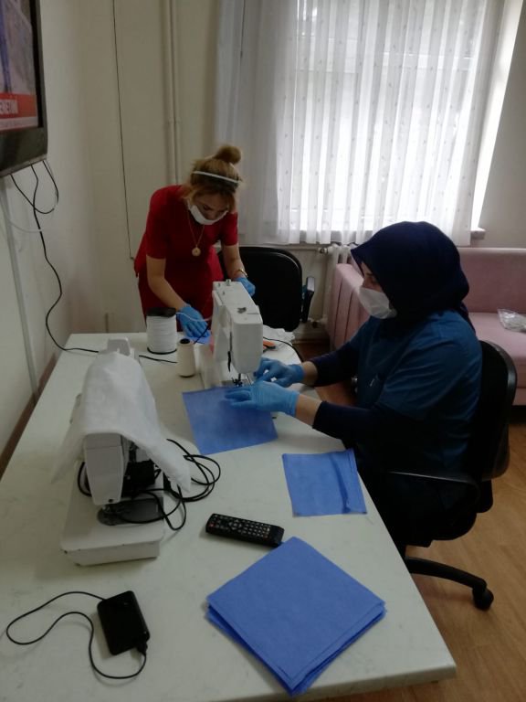 KENDİ MASKELERİNİ ÜRETİYORLAR