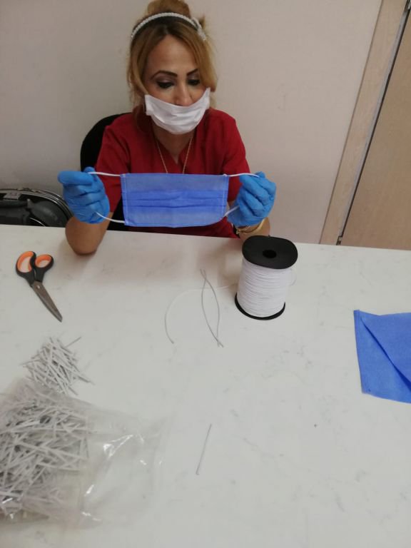 KENDİ MASKELERİNİ ÜRETİYORLAR