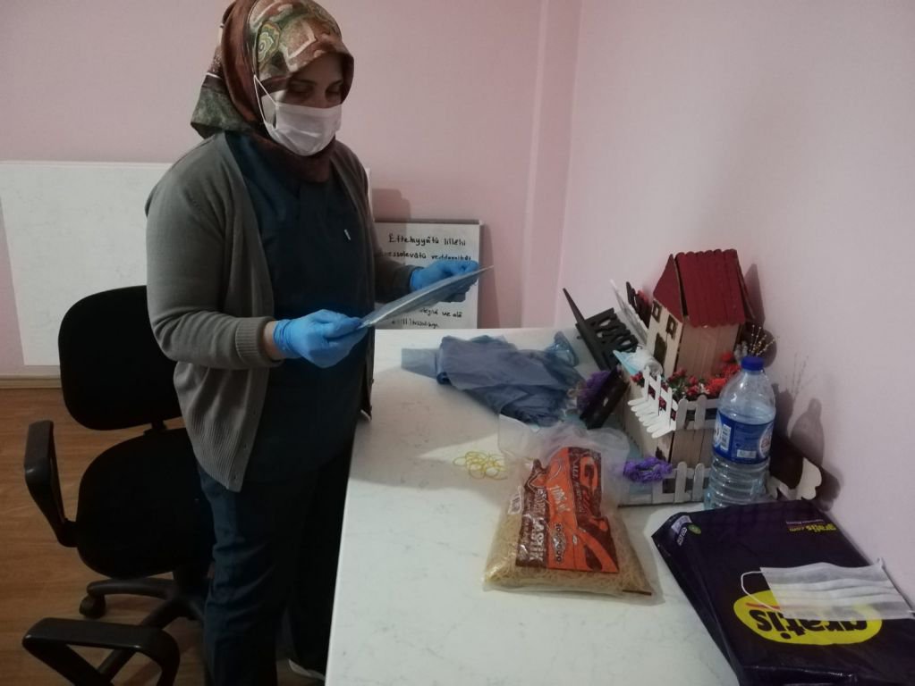 KENDİ MASKELERİNİ ÜRETİYORLAR