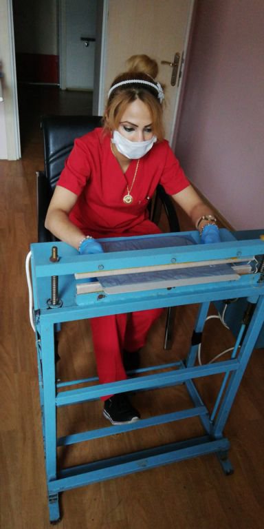 KENDİ MASKELERİNİ ÜRETİYORLAR