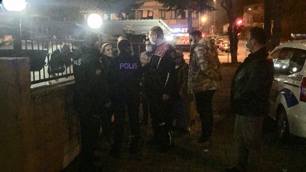 MASKE TAKMADI, SİGARİ İÇTİ, POLİSLE TARTIŞTI....