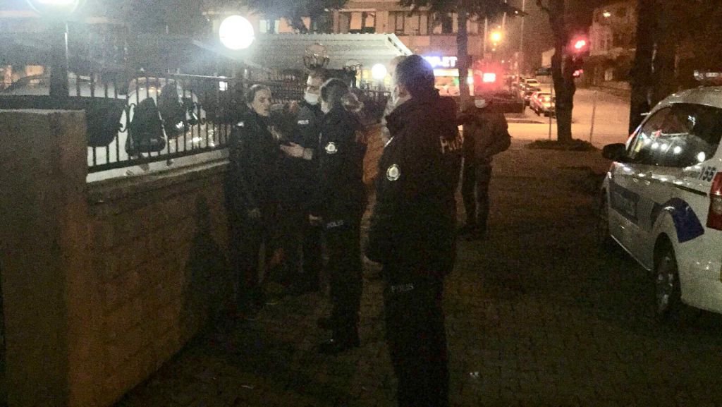 MASKE TAKMADI, SİGARİ İÇTİ, POLİSLE TARTIŞTI....