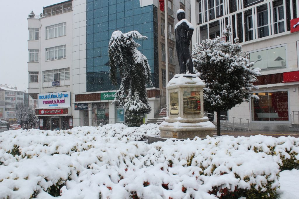 KENT MERKEZİ BEYAZA BÜRÜNDÜ