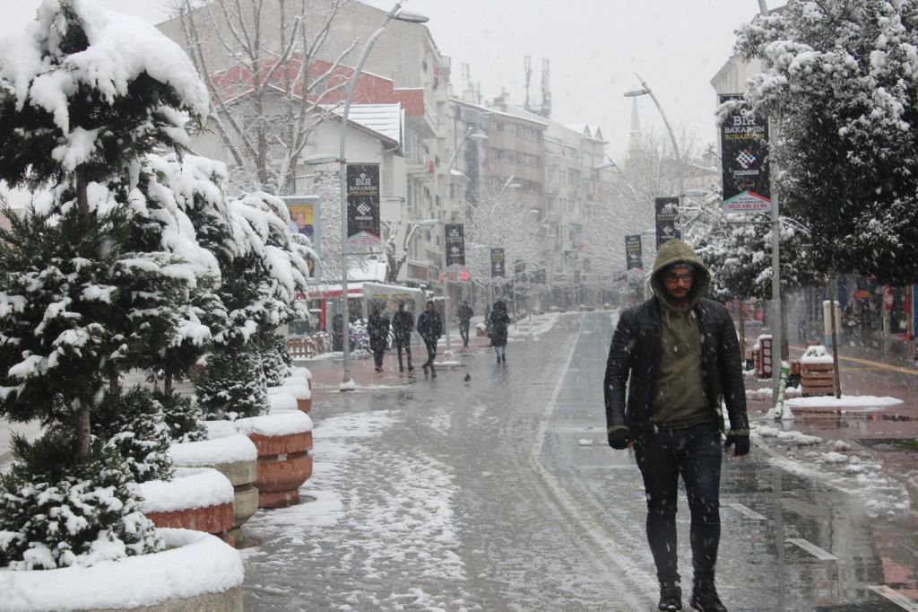 KENT MERKEZİ BEYAZA BÜRÜNDÜ