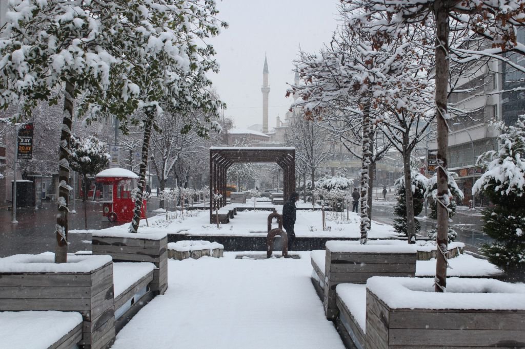KENT MERKEZİ BEYAZA BÜRÜNDÜ