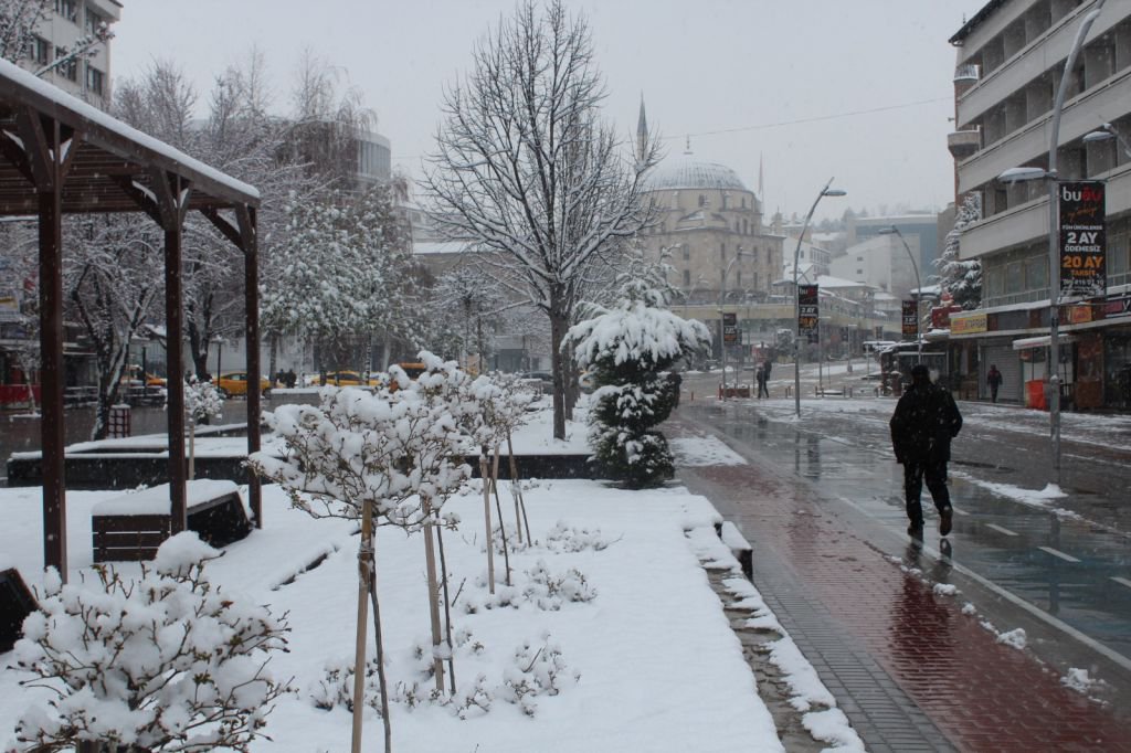 KENT MERKEZİ BEYAZA BÜRÜNDÜ